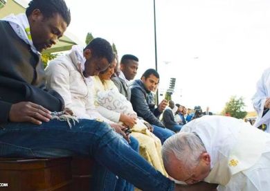 Pope washes feet